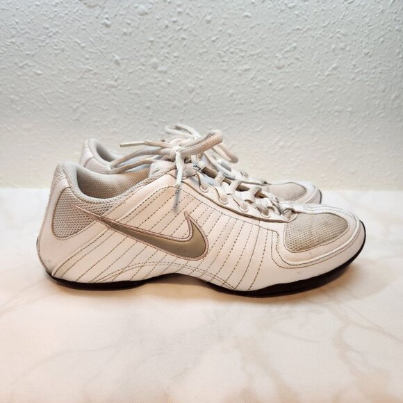 Nike Women's Size 6 Musique White Pink Training Cheer/Dance Sneaker 313768-101 - Picture 2 of 9